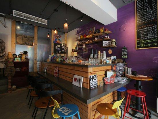 Born 2 Her Cafe